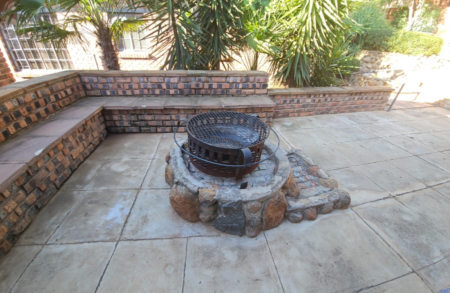 5 Bedroom Property for Sale in Langenhovenpark Free State